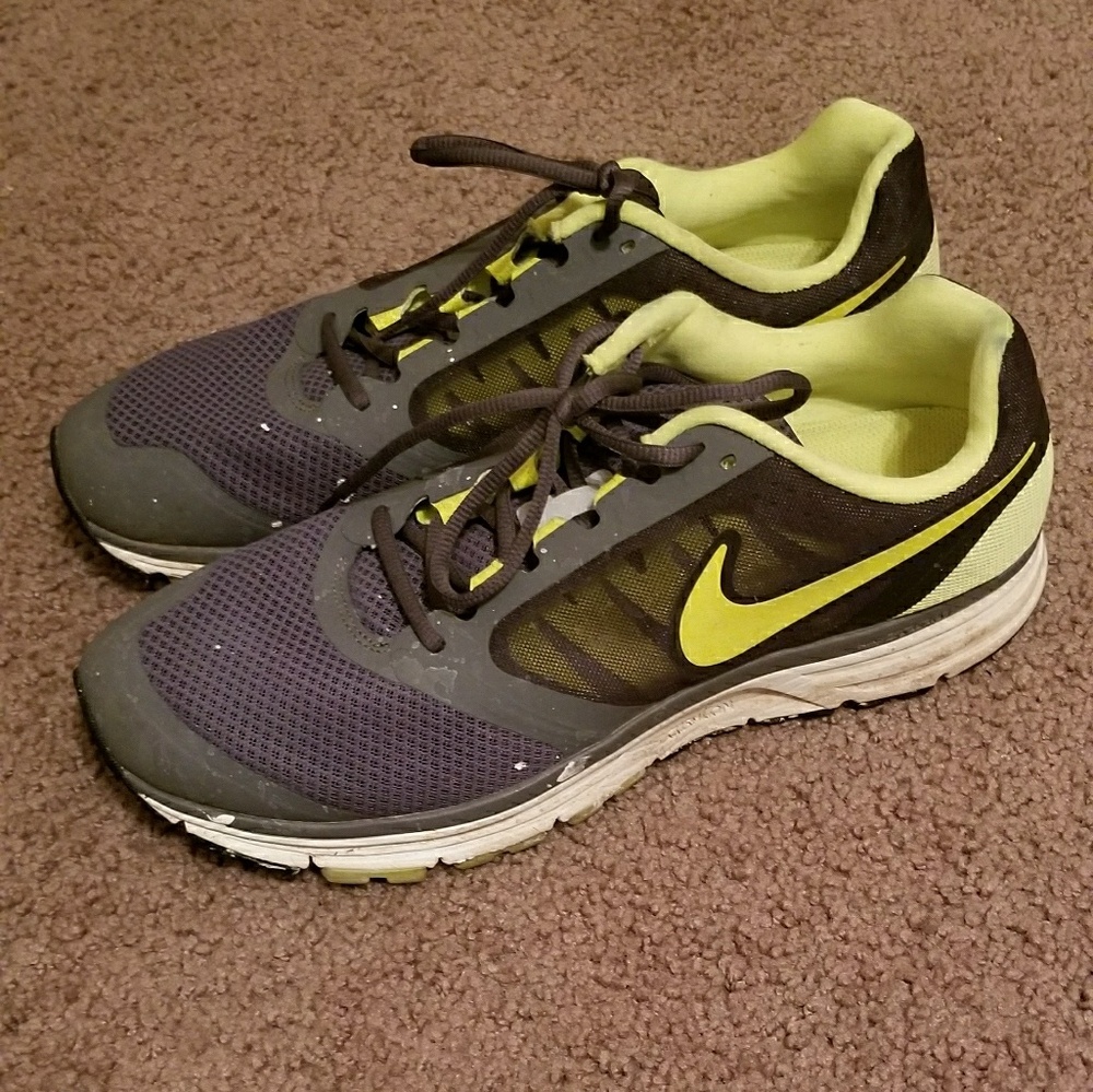 MAKE a offer on these Nike running shoes